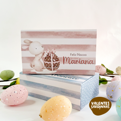 Caixas de presente de Páscoa com coelho e ovos decorativos coloridos
