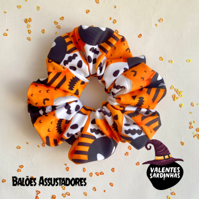 Elástico de cabelo scrunchie com padrão de abóboras Halloween laranja, branco e preto