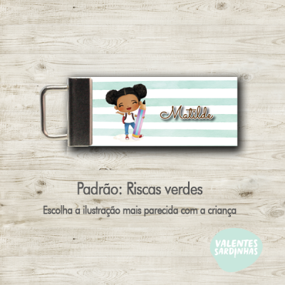 Porta-chaves com padrão riscas verdes e ilustração de criança, com texto 'Matilde' e fundo de madeira clara