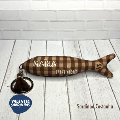 Chaveiro sardinha castanha xadrez com bordado e pendente circular com franjas