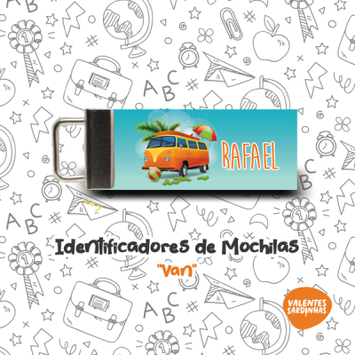 Identificador de mochila com carrinha laranja e nome RAFAEL no fundo azul claro