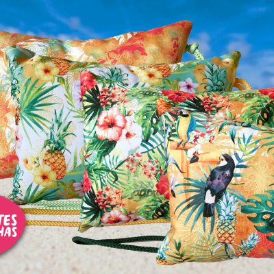 Almofadas decorativas tropicais coloridas na praia