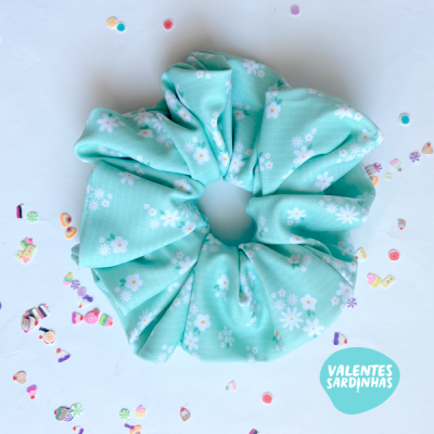 Elástico de cabelo azul claro com flores brancas e amarelas