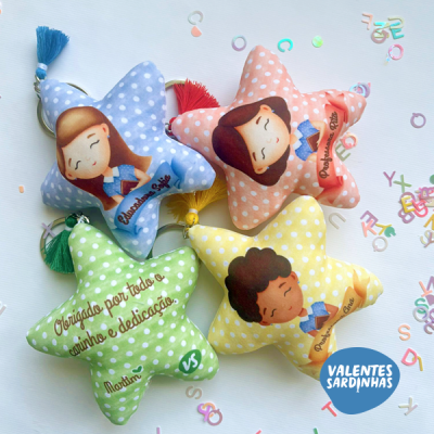 Chaveiros em forma de estrela coloridos com ilustração de crianças a dormir e texto em português.