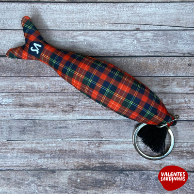 Chaveiro sardinha xadrez vermelho com pompom preto e anel metálico