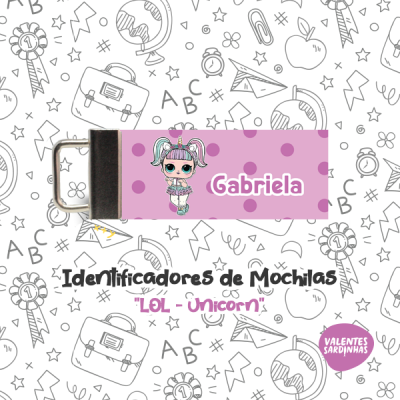 Identificador de mochila rosa com nome Gabriela e desenho de boneca