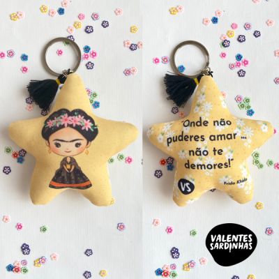 porta-chaves de estrela amarelo com Frida Kahlo e frase