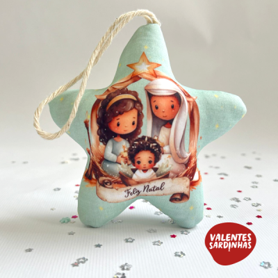 Estrela de tecido azul claro com ilustração da natividade e texto Feliz Natal