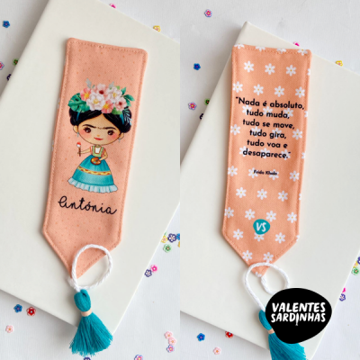 Marcador de livro cor de pêssego com ilustração de rapariga e texto em português