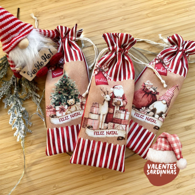 Saquinhos natalícios em tecido com riscas vermelhas e brancas e ilustrações de Natal