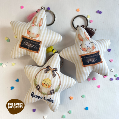 Porta-chaves em forma de estrelas com coelhos e pintainho, texto e padrão de riscas