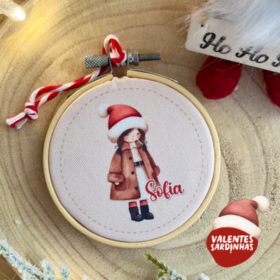 Aro bordado com ilustração de menina com casaco e gorro de Natal e nome Sofia