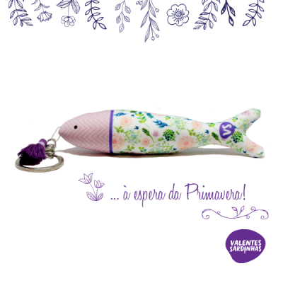 Chaveiro sardinha colorida floral com tassel roxo e texto decorativo