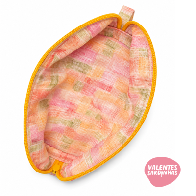Necessaire ou carteira colorida com padrão quadriculado, fecho amarelo e selo VALENTES SARDINHAS