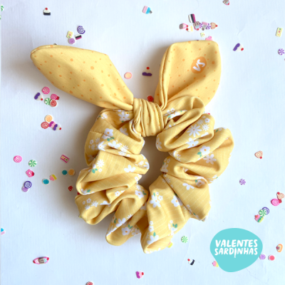 Elástico de cabelo amarelo com laço e estampado floral