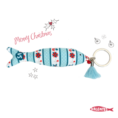 Chaveiro em forma de sardinha com padrão azul, branco e vermelho e tassel azul