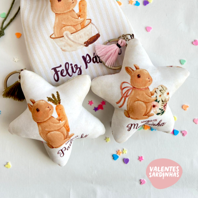 Produtos decorativos de Páscoa com coelhinhos em tecido branco