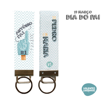 Dois porta-chaves com padrão zig-zag azuis e brancos, frases relacionadas com o Dia do Pai e logo Valentes Sardinhas.