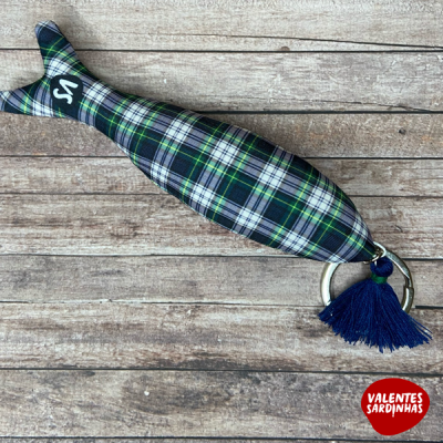 Chaveiro de tecido xadrez em forma de sardinha com borla azul e anel metálico
