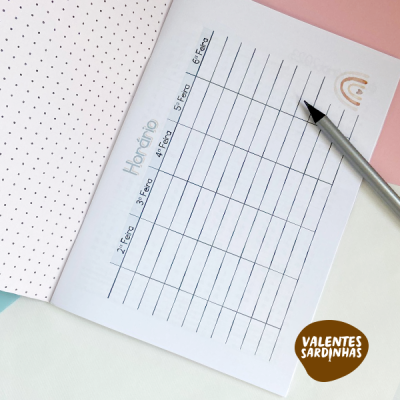 Página de caderno com tabela de horário, caneta e fundo colorido pastel