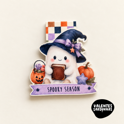 Figura decorativa de fantasma com chapéu de bruxa e abóboras em fundo bege