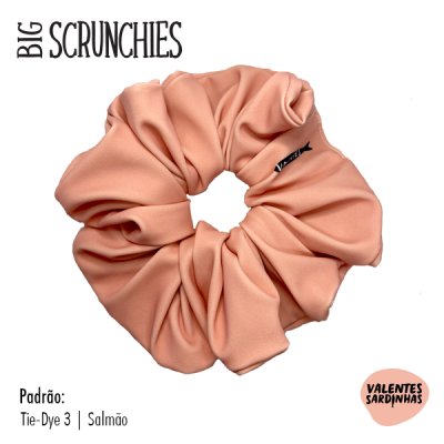 Scrunchie grande cor salmão com fundo branco e texto