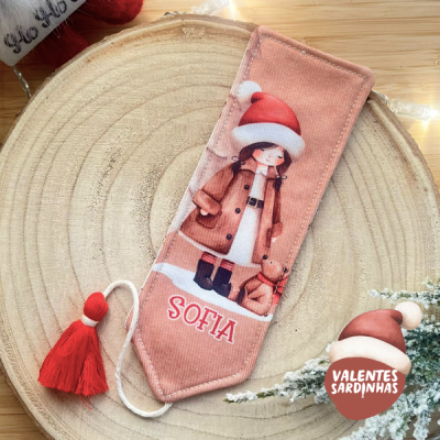 Marcador tecido rosa com rapariga de chapéu de Pai Natal e cachorro ao lado