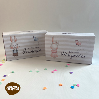 Caixas de presente em papel com ilustrações de coelhos e texto 'Feliz Páscoa Francisco' e 'Feliz Páscoa Margarida'