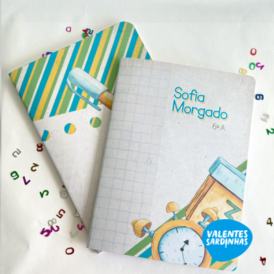 Dois cadernos escolares ilustrados com texto Sofia Morgado 6º A e selo Valentes Sardinhas