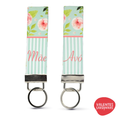 Porta-chaves com fitas de tecido azul claro, riscas brancas, flores cor-de-rosa e textos 'Mãe' e 'Avó' em cor-de-rosa.