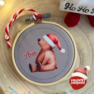 Ornamento redondo com urso de Natal e nome Ana