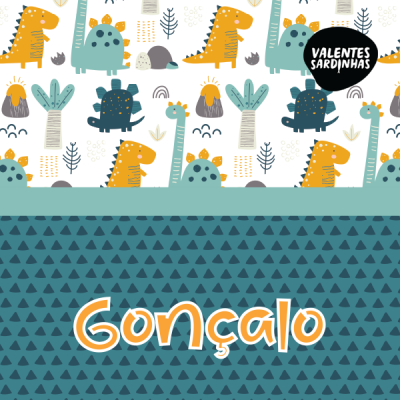 Padrão infantil com dinossauros e nome Gonçalo em fundo azul com triângulos.