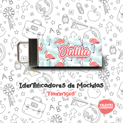 Identificador de mochila com padrão de flamingos e o nome Dalila