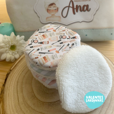 Discos reutilizáveis para maquilhagem com padrão de utensílios e disco branco de microfibra sobre madeira