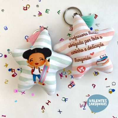 Chaveiros em forma de estrela com riscas e ilustrações, incluindo texto de agradecimento para professora.