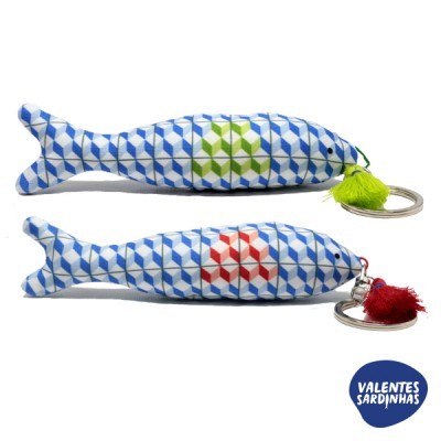 Chaveiros sardinha com padrão azul e branco e corações coloridos
