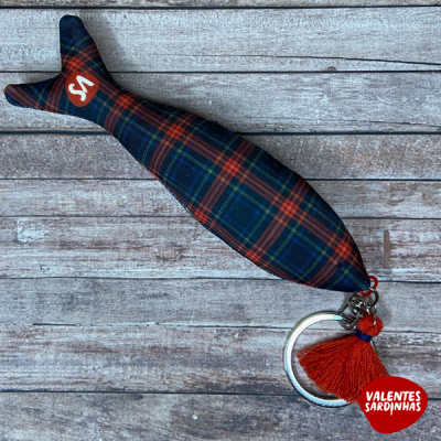 Chaveiro sardinha de tecido xadrez azul e vermelho com argola e tassel vermelho