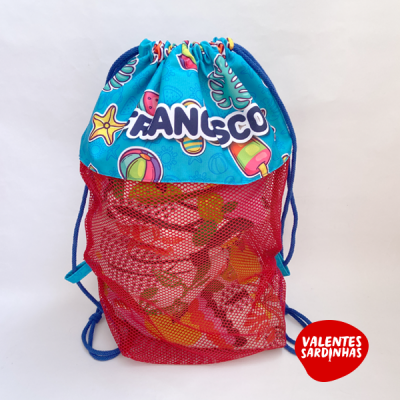 Mochila de rede vermelha e tecido azul com desenhos e texto FRANCISCO