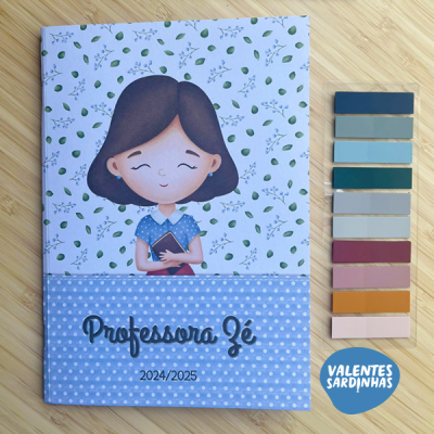 Capa de caderno com desenho de personagem feminina e paleta de cores ao lado
