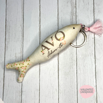 Chaveiro sardinha tecido branco com padrão floral e texto 'AVÓ Adoro-te'
