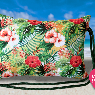 Almofada floral com cordão verde escuro na praia, etiqueta VALENTES SARDINHAS