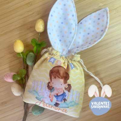 Saco de tecido com orelhas de coelho e ilustração de menina e coelho, com nome Aurora