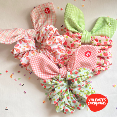 Elásticos de cabelo com padrões de morangos, xadrez rosa e verde e etiquetas 
