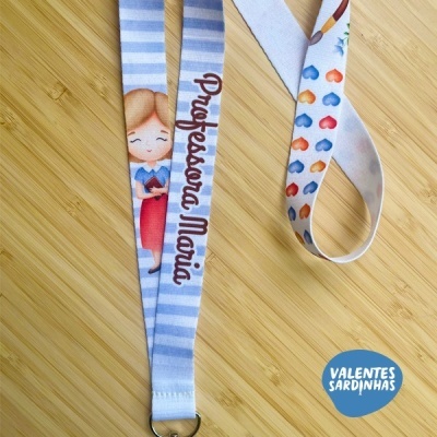 Fitas de tecido com desenhos e texto sobre superfície de madeira