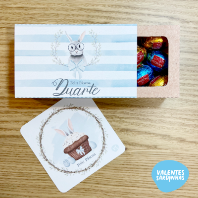 Caixa de Páscoa com coelho e ovos de chocolate coloridos