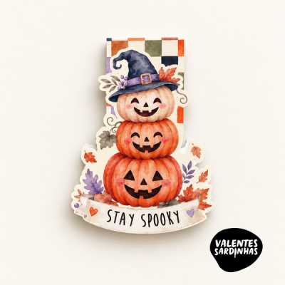 Ilustração de três abóboras de Halloween empilhadas com chapéu e texto Stay Spooky