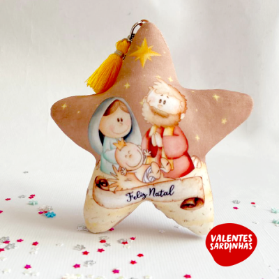 Almofada estrela com ilustração do presépio de Natal e pendurador amarelo