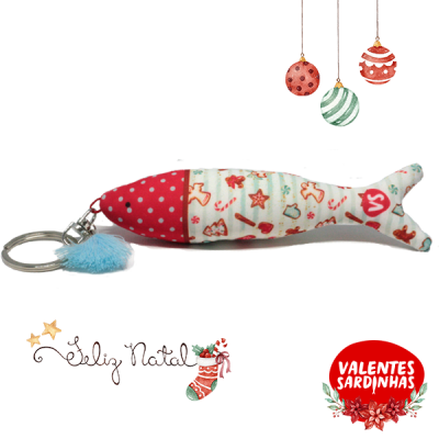 Porta-chaves sardinha natalícia em tecido com padrão de doces e texto Feliz Natal