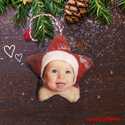 Estrela decorativa de tecido com imagem de bebé em gorro de Natal