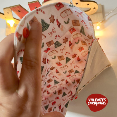 Mala pequena em tecido com estampa natalícia colorida e botão vermelho